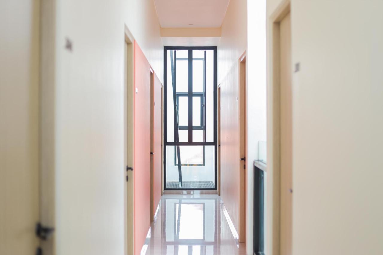 Sans Hotel Clover Ace Surabaya By Reddoorz Esterno foto