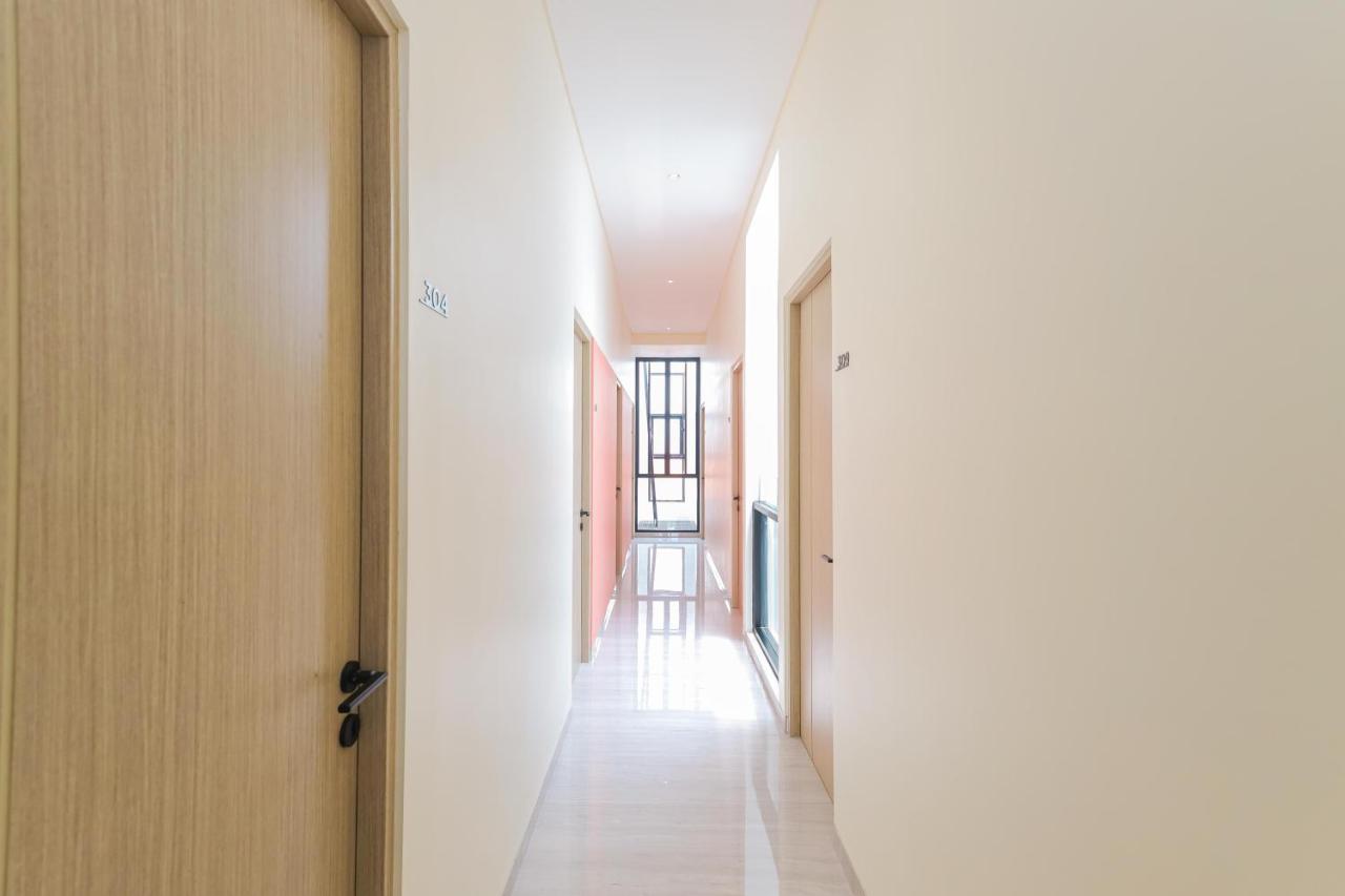 Sans Hotel Clover Ace Surabaya By Reddoorz Esterno foto