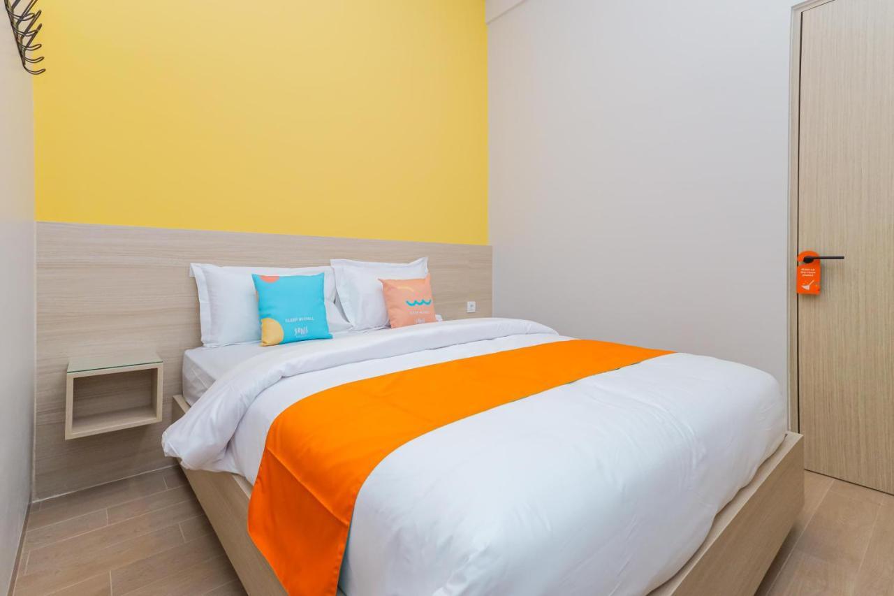 Sans Hotel Clover Ace Surabaya By Reddoorz Esterno foto