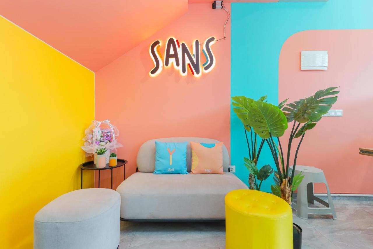 Sans Hotel Clover Ace Surabaya By Reddoorz Esterno foto