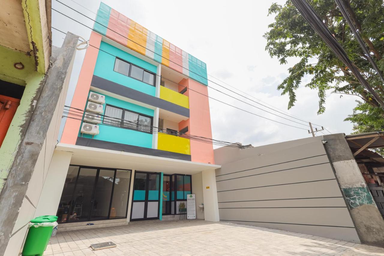 Sans Hotel Clover Ace Surabaya By Reddoorz Esterno foto