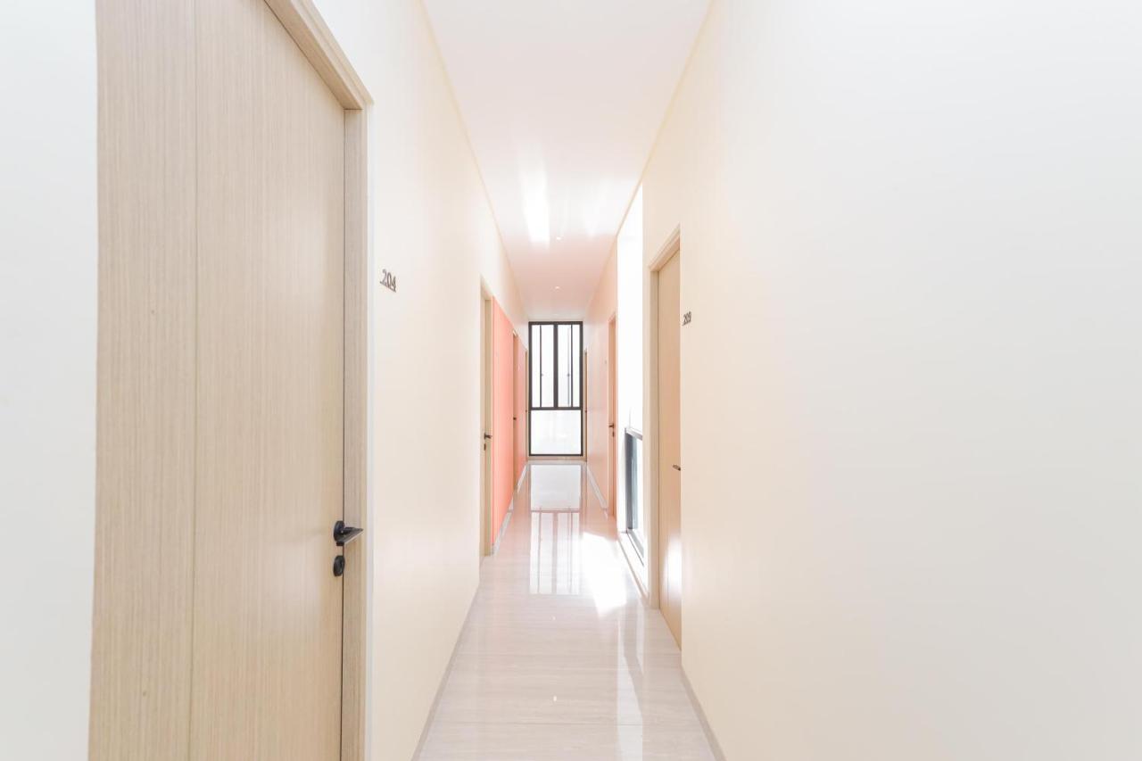 Sans Hotel Clover Ace Surabaya By Reddoorz Esterno foto