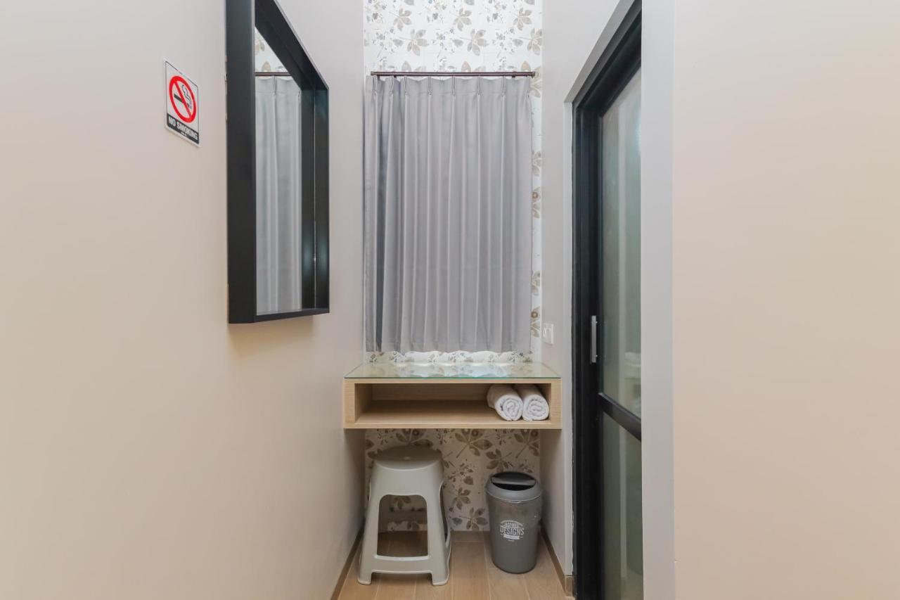Sans Hotel Clover Ace Surabaya By Reddoorz Esterno foto