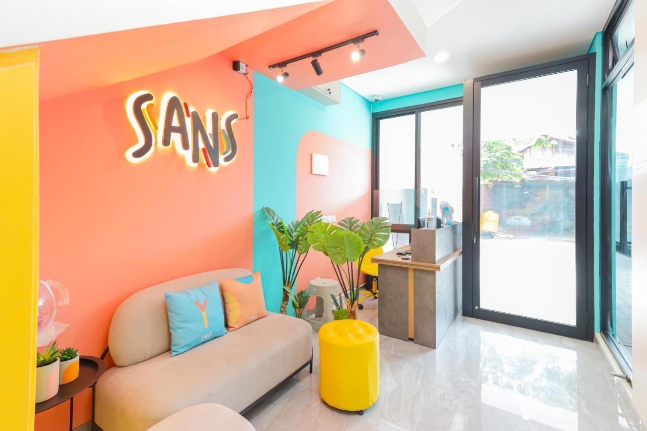 Sans Hotel Clover Ace Surabaya By Reddoorz Esterno foto