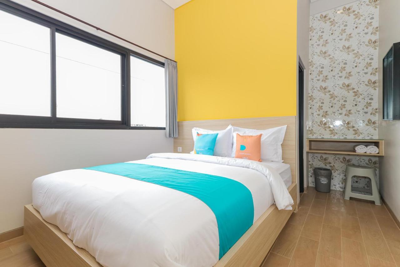 Sans Hotel Clover Ace Surabaya By Reddoorz Esterno foto