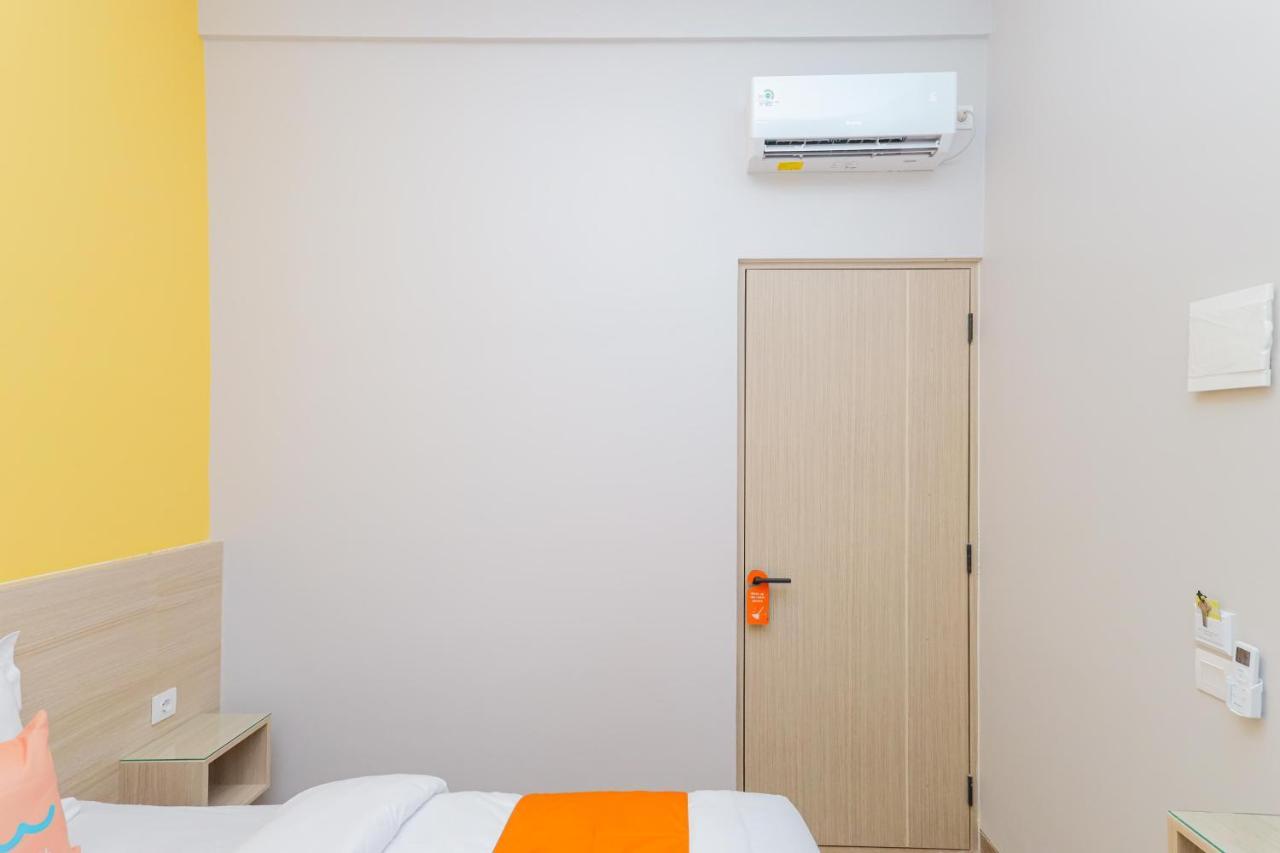 Sans Hotel Clover Ace Surabaya By Reddoorz Esterno foto