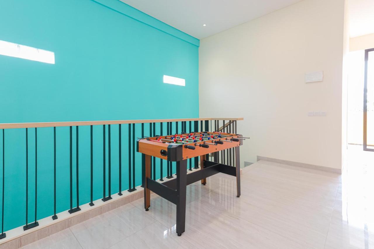 Sans Hotel Clover Ace Surabaya By Reddoorz Esterno foto