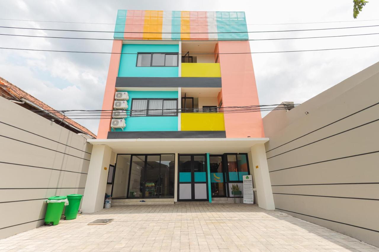 Sans Hotel Clover Ace Surabaya By Reddoorz Esterno foto