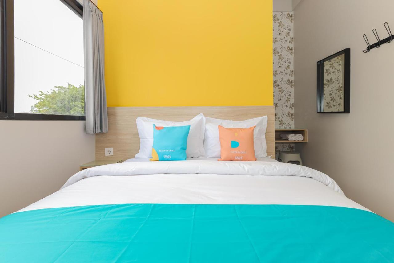 Sans Hotel Clover Ace Surabaya By Reddoorz Esterno foto