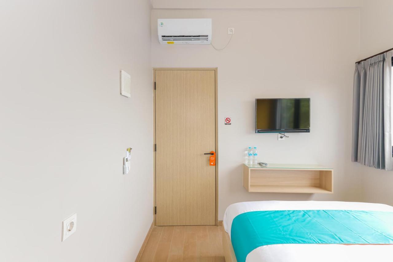 Sans Hotel Clover Ace Surabaya By Reddoorz Esterno foto
