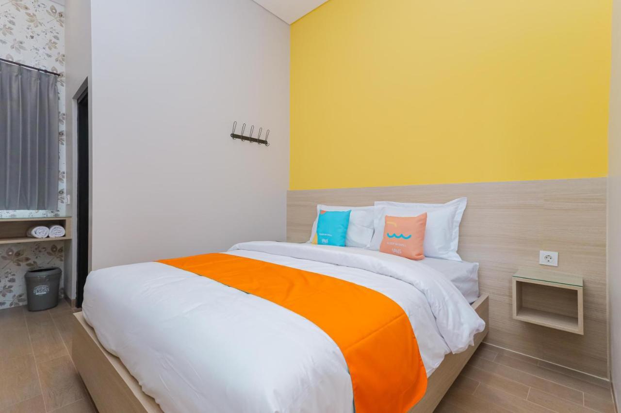 Sans Hotel Clover Ace Surabaya By Reddoorz Esterno foto
