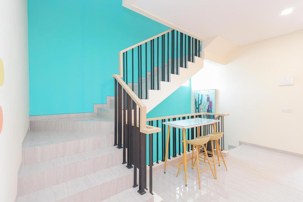 Sans Hotel Clover Ace Surabaya By Reddoorz Esterno foto