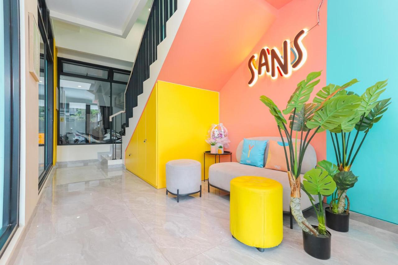 Sans Hotel Clover Ace Surabaya By Reddoorz Esterno foto